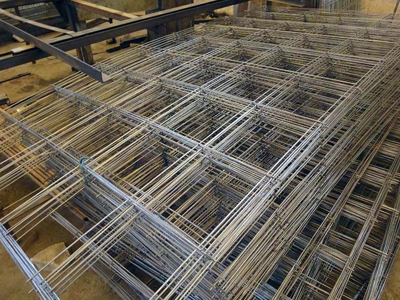 钢筋网片施工中对重锈钢筋举行除锈处置处罚